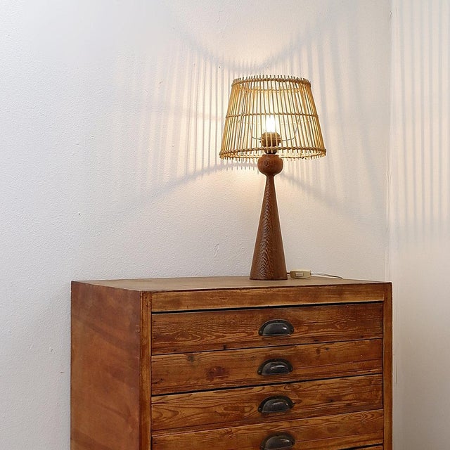 Mid Century - Vintage - Furniture Measures : Ø 28cm H: 51,5cm Material : Wood - bamboo Timeless elegance from the 1960s...