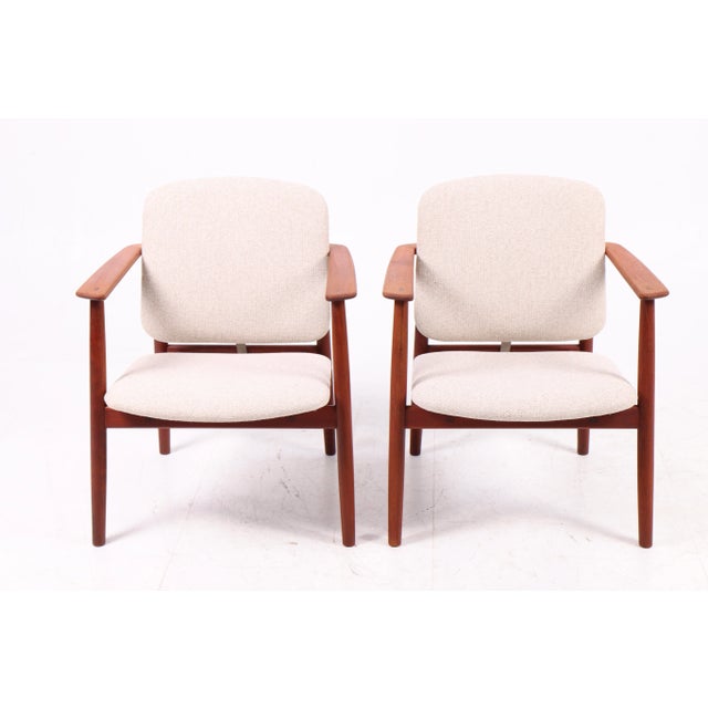 Beautiful pair of armchairs designed by Børge Mogensen and produced by Søborg Møbler in the 1960s. Crafted in solid teak...