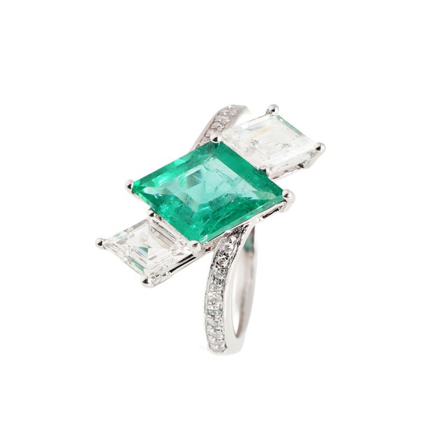 GW=4.210gm NW=3.648gm diamond round =0.13cts diamond fancy shape ( 1.02 carats) emerald =1.66cts These all are brand new...