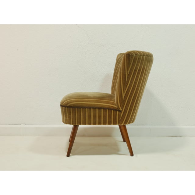 This vintage cocktail chair is a charming original from the 1960s, boasting a classic mid-century silhouette and...