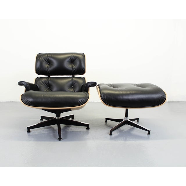 Herman Miller Set of Lounge Chair with Ottoman by Charles and Ray Eames for Herman Miller For Sale - Image 4 of 13