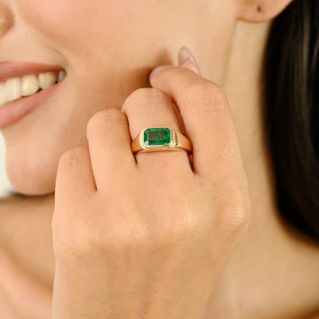 Zambian Emerald 14k Gold East West Signet Ring Size 5 For Sale In New York - Image 6 of 11