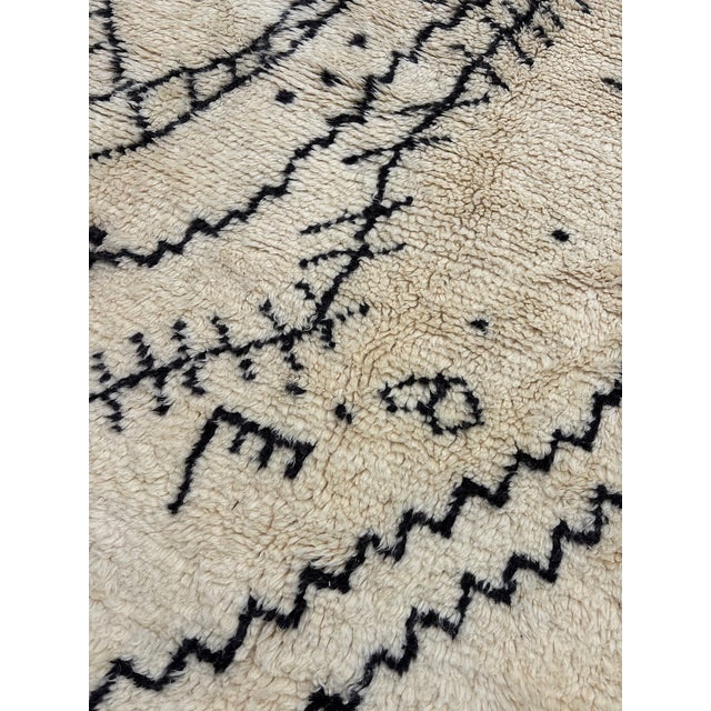 Textile Moroccan Beni Ourain Wool Rug with Symbolic Black Motifs on Ivory Wool, 1990s For Sale - Image 7 of 12