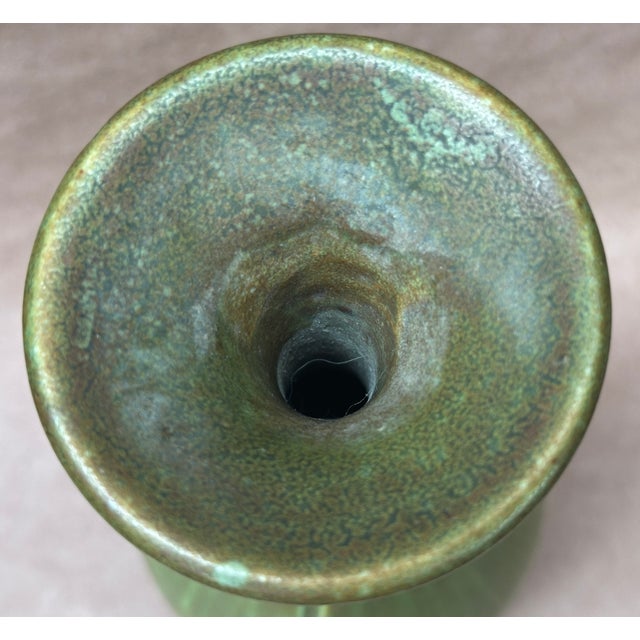 1900 - 1909 Arts & Crafts Rookwood Matte Green Vase 1906 For Sale - Image 5 of 7