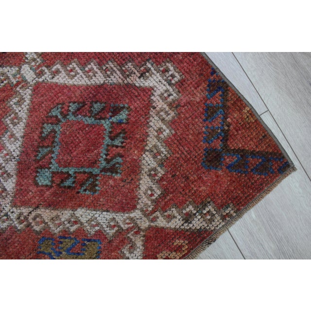 1960s 1960s Turkish Traditional Geometric Design Hand Knotted Small Red Oushak Rug For Sale - Image 5 of 13