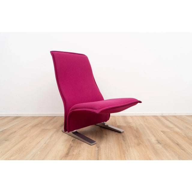 Model F780 Concorde lounge chair from Artifort. The chair comes with a pink fabric upholstery on a chrome plated frame....