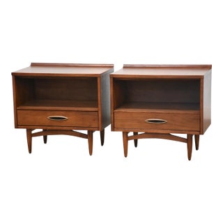 1960s Refinished Walnut Nightstands by Broyhill Sculptra - a Pair For Sale