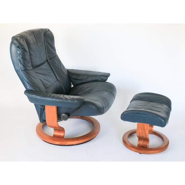Mid-Century Modern Vintage Ekornes "Stressless" Navy Blue Leather Reclining Chair & Ottoman For Sale - Image 3 of 12
