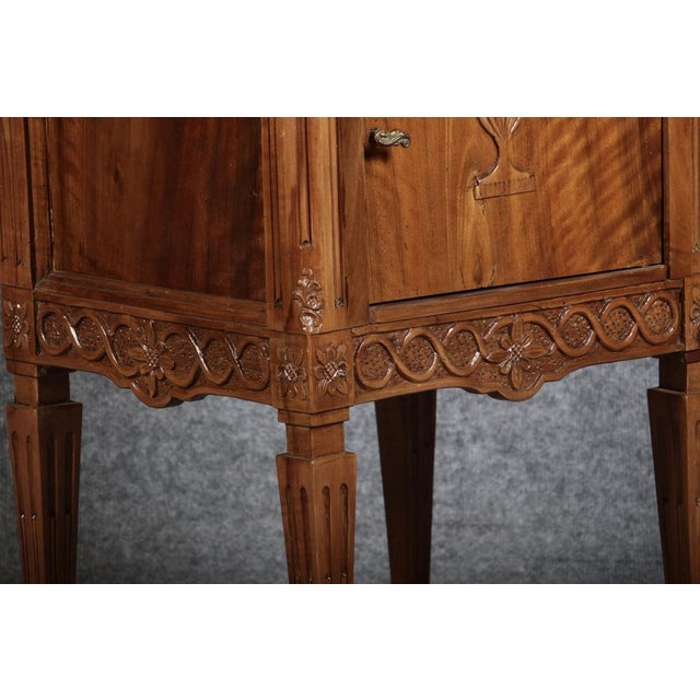 Antique Side Table in Walnut, 1780 For Sale - Image 12 of 18
