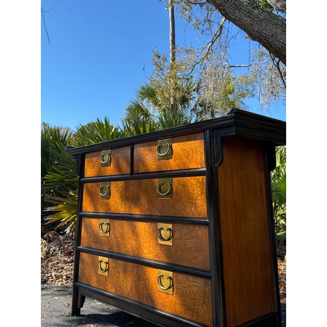 1970s 1970s Raymond K. Sobota for Century Chin Hua Burlwood Campaign Chest – Hollywood Regency Asian Inspired Dresser For Sale - Image 5 of 12