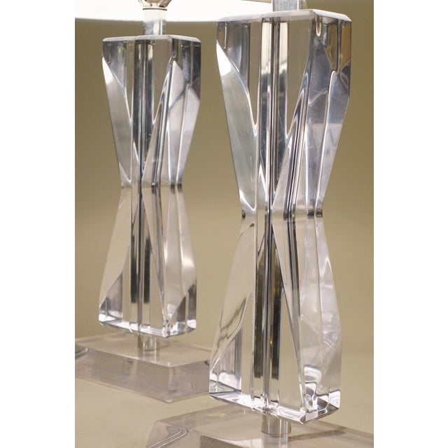 1970s Matched Pair Xlarge Lucite Acrylic Astrolite Ritts Co. Geometric "Hourglass" Futuristic Modern Sculpture Table Lamps 1970's For Sale - Image 5 of 12