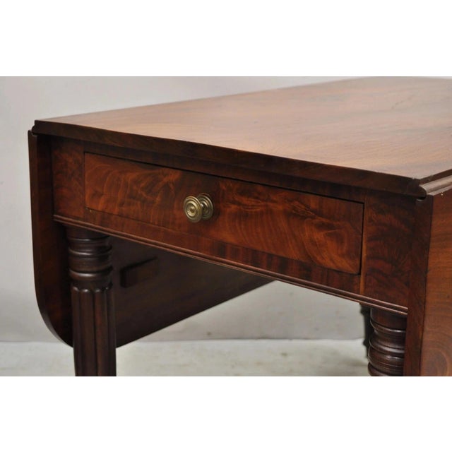 Traditional Antique Federal Sheraton Mahogany Drop Leaf Breakfast Dining Table W/ Drawer For Sale - Image 3 of 12