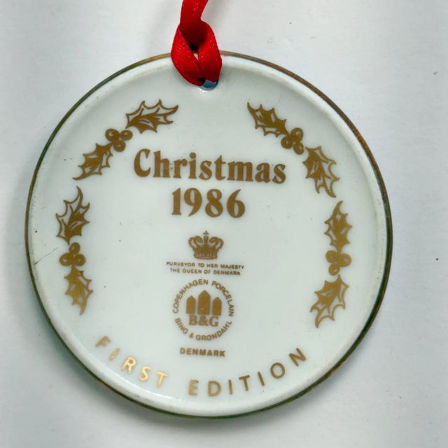 1980s Vintage Bing & Grøndahl Ornament "Christmas Eve in Williamsburg" 1986 First Edition – "Christmas in America" Series, Blue White Porcelain For Sale - Image 5 of 8