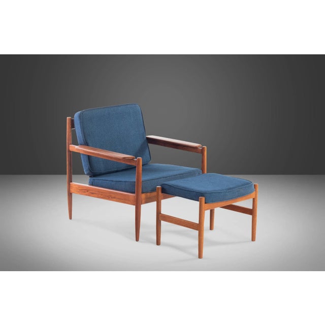 Arne Vodder Lounge Chair and Ottoman Attributed to Arne Vodder in Teak with New Blue Knit Upholstery, circa 1960s For Sale - Image 4 of 11
