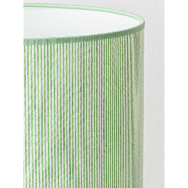 Blue Royal Delft Blue, White, and Green Chinoiserie Bird Table Lamp, 1979 For Sale - Image 8 of 17