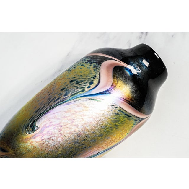 American Large Steven Bradshaw Studio Vintage Glass Vase Signed 1983 American Art Glass Sculpture Iridescent Sculptural Home Accent Decor For Sale - Image 3 of 15
