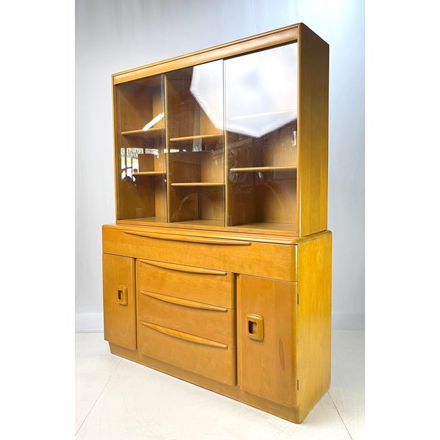 Mid 20th Century Mid-Century Modern Heywood-Wakefield Wheat "Encore" Solid Birch China Cabinet & Hutch – Model M593 (1952) For Sale - Image 5 of 18