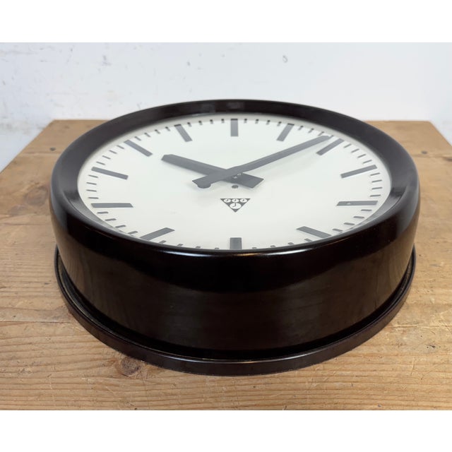 Brown Industrial Bakelite Factory Wall Clock from Pragotron, 1960s For Sale - Image 8 of 18