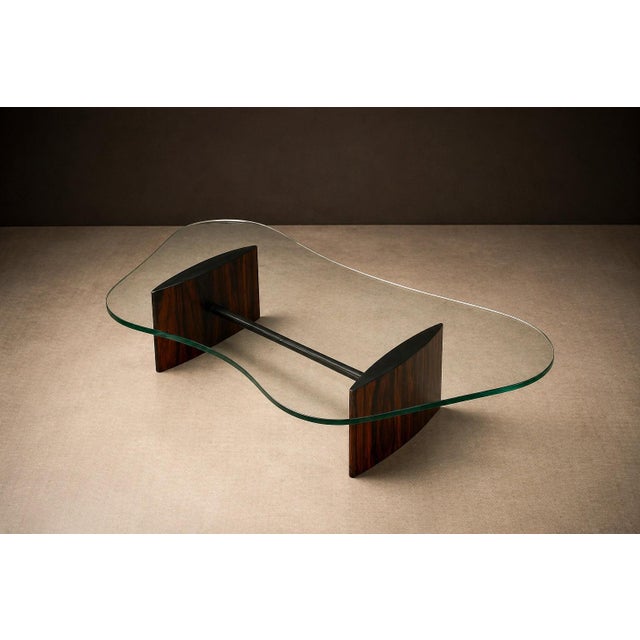 An iconic expression of Brazilian modernism, this 1960s coffee table by Joaquim Tenreiro distills structure into pure,...