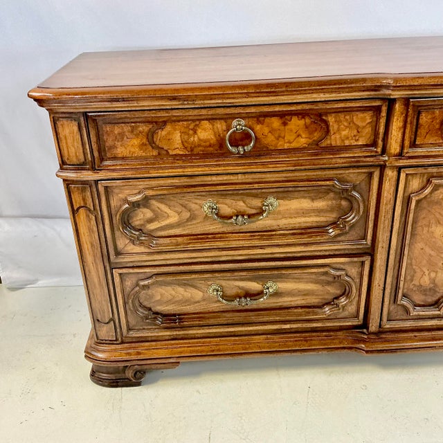 1960s 1968 Mid-Century Traditional Thomasville 7-Drawer Plus Dresser With Burl Wood Accents For Sale - Image 5 of 15