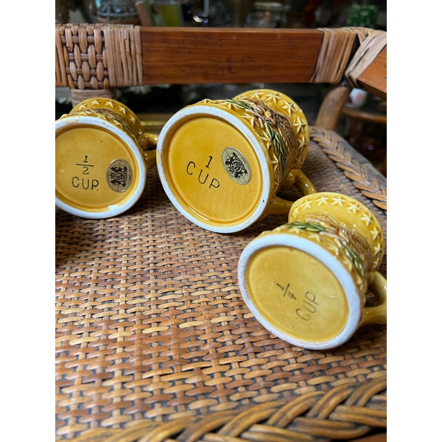 American 1970s Set of 4 Ceramic Americana Measuring Cups With Eagle Accents For Sale - Image 3 of 5