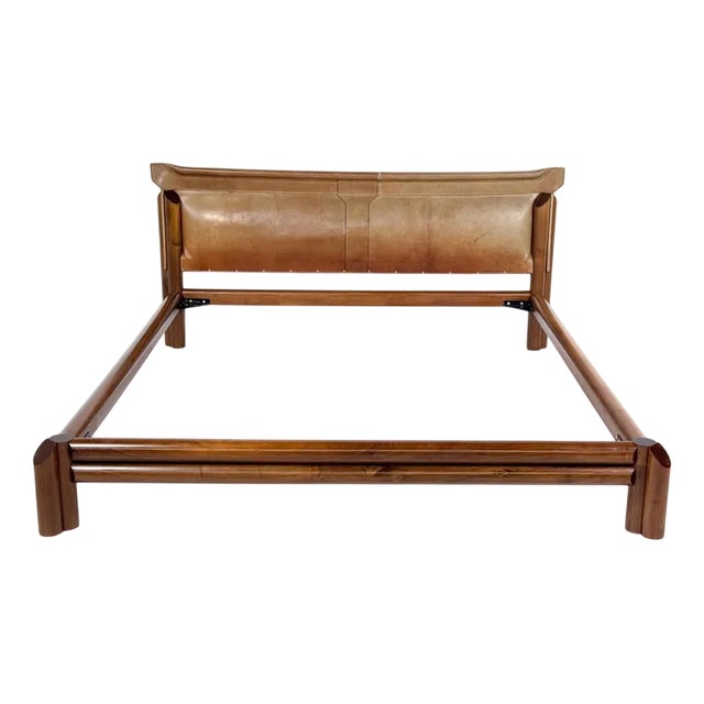 Mid-Century Modern Bed in Wood and Leather For Sale