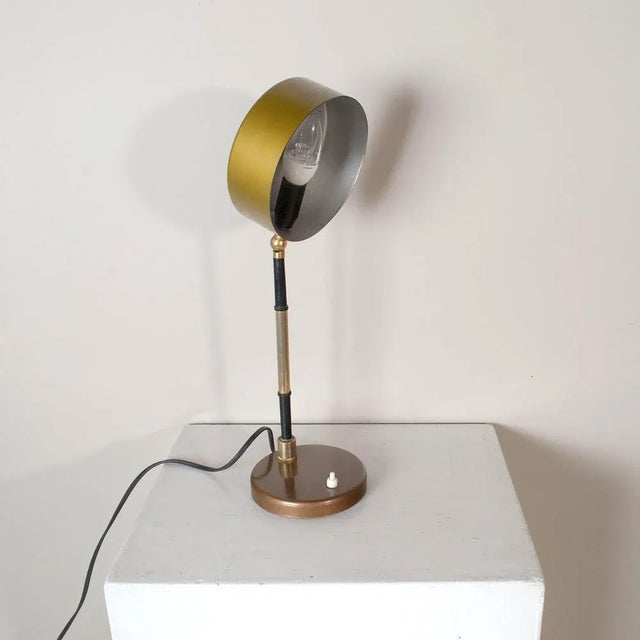Mid-Century Modern Table Lamp in Worked and Chromed Metal and Steal Steal in Brass in the style of Oscar Torlasco, 1960s For Sale - Image 3 of 6
