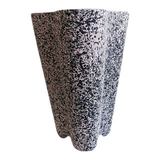 ​Vintage 1950s Mid-Century Modern Kenwood Stardust Tricorn Vase by Shawnee For Sale