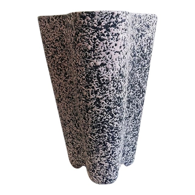 ​Vintage 1950s Mid-Century Modern Kenwood Stardust Tricorn Vase by Shawnee For Sale