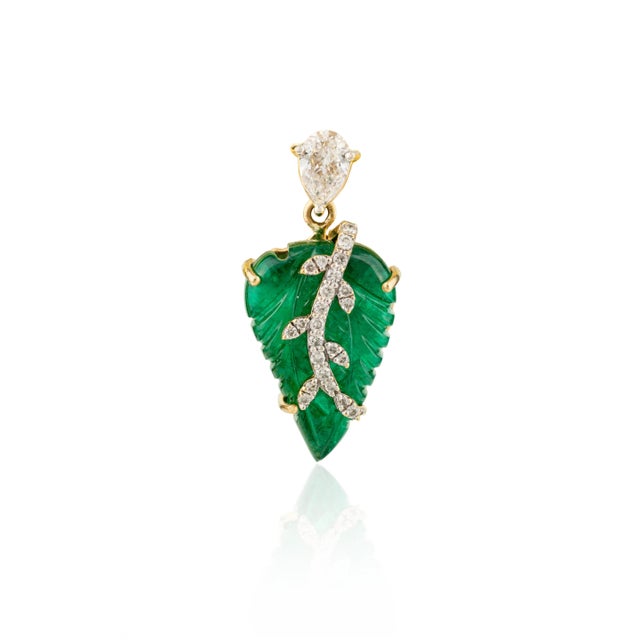 Metal Contemporary 9.99 CTS Carved Leaf Emerald Diamond Chic Brooch Pendant For Sale - Image 7 of 12