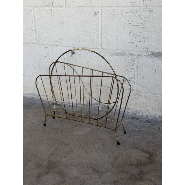 Mid-Century Modern Brass Wire Metal Magazine Holder Mid-Century Modern Vintage For Sale - Image 3 of 10