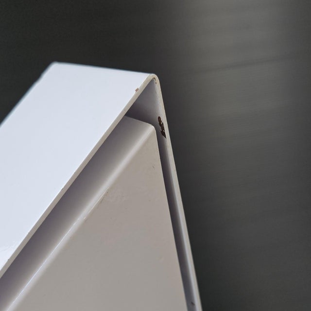 White Vintage Table Lamp in White Lacquered Bent Metal, 1970s For Sale - Image 8 of 15