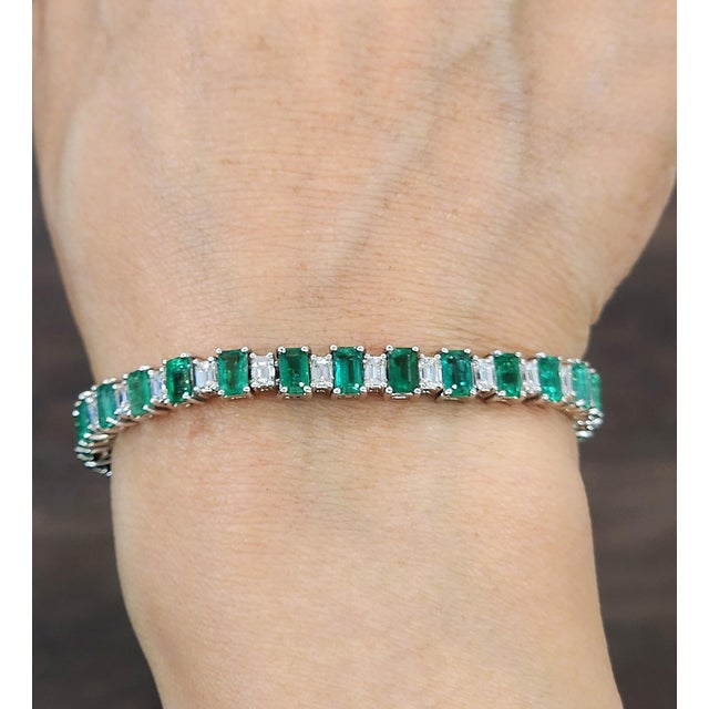 Modern 10.91 Ct Natural Emerald & Diamond Bracelet For Sale - Image 3 of 8