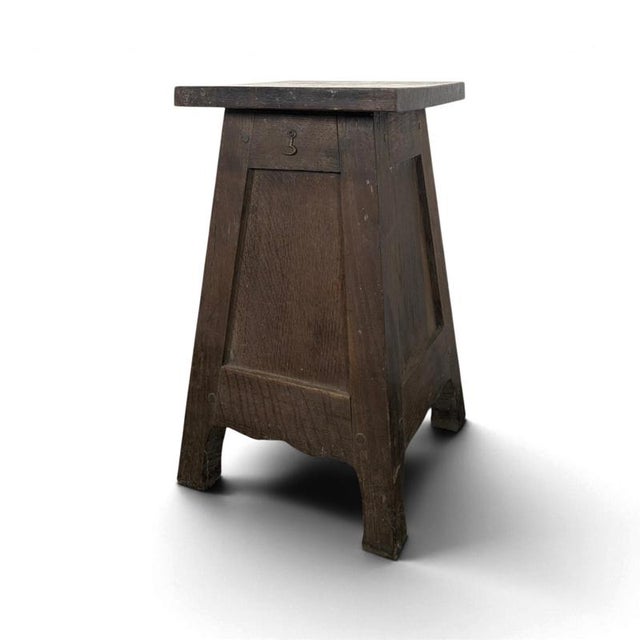 1940s Pyramidal Oak Chest-Shaped Side Table, 1940s For Sale - Image 5 of 5