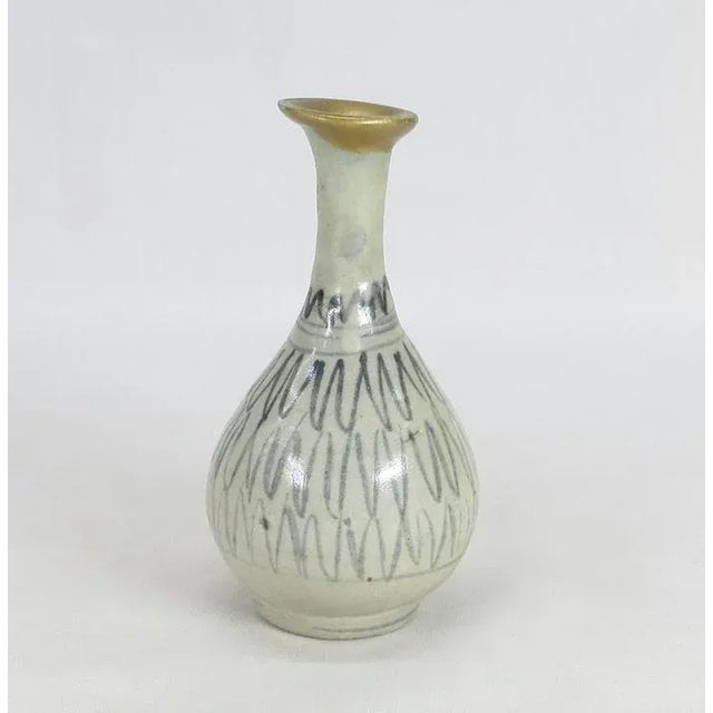 Wonderful rare example of a Japanese Shoki-Imari vase from the early 17th century. Among the very first types of porcelain...
