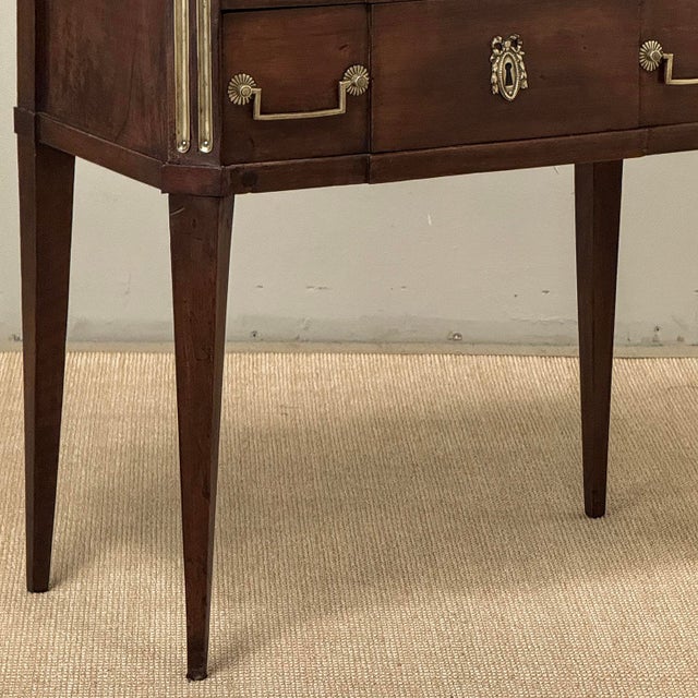 Auburn 19th Century French Louis XVI Directoire Mahogany Marble Top Commode With Brass Accents For Sale - Image 8 of 18