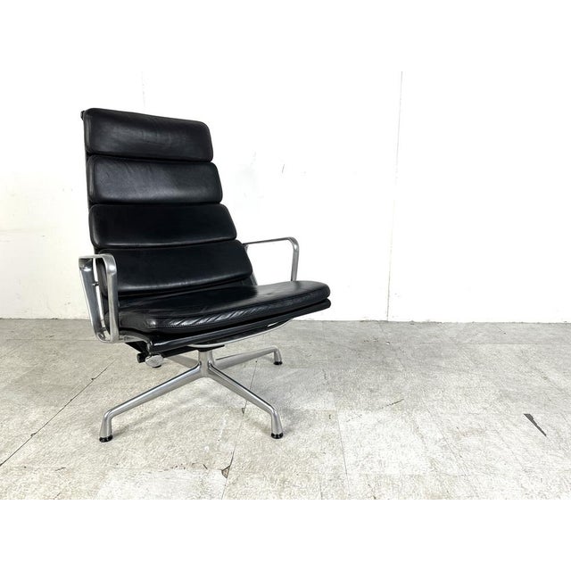 1990s Ea222 Softpad Lounge Chair in Leather by Charles & Ray Eames for Vitra, 1990s For Sale - Image 5 of 11