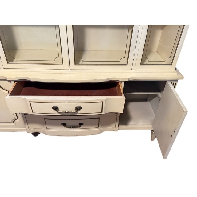 French Provincial Mid-Century White Furniture Co. French Provincial One-Piece China Cabinet & Hutch For Sale - Image 3 of 4