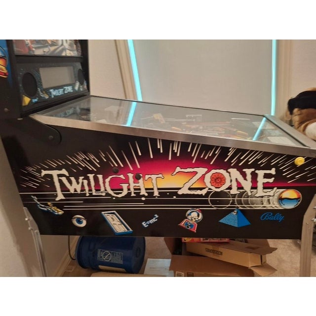 1990s Vintage 1993 Bally Midway "The Twilight Zone" Widebody Pinball Machine For Sale - Image 5 of 15