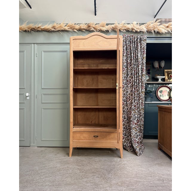 This art deco beechwood armoire dates from the 1920s-1930s. Tall and narrow, it offers ample storage while taking up...