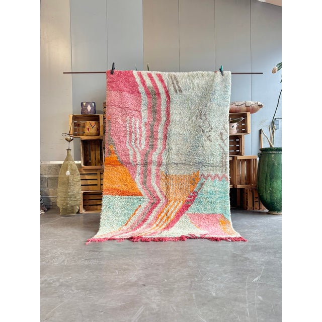 Moroccan Azilal Wool Rug – 155 x 240 cm – Abstract Geometric Design This Moroccan Azilal rug is a striking expression of...