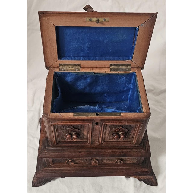 1880s Black Forest Carved Walnut Jewelry Box With Birds, Floral Relief, & Key For Sale In Los Angeles - Image 6 of 15
