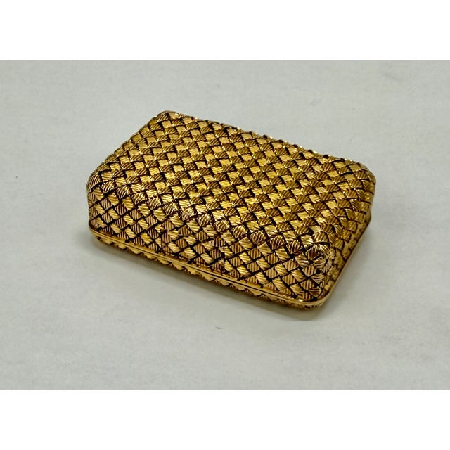 French Circa 1950 Van Cleef & Arpels 18k Basketweave Pill Box For Sale - Image 9 of 14