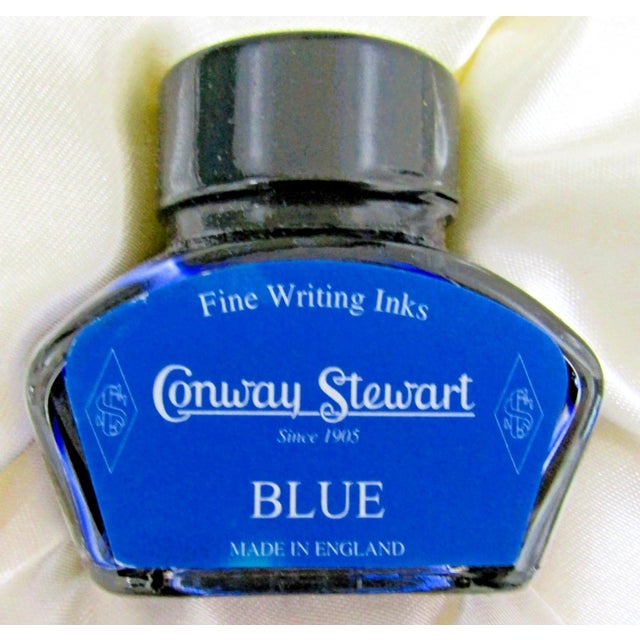 Green Conway Stewart Churchill Ltd. Edition Wellington Yellow Whirl Fountain Pen Set For Sale - Image 8 of 17