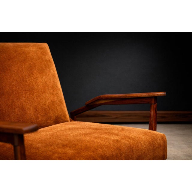 Giuseppe Scapinelli Pair of Armchairs in Caviúna & Burnt Caramel Mohair Velvet, Brazil, 1950s For Sale - Image 9 of 17