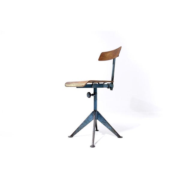 The "Model T60" studio or workshop chair is strongly reminiscent of the "Chaise d'Atelier" by the French architect,...
