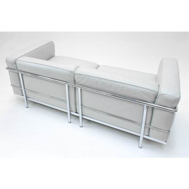 Cassina Bauhaus Grey Leather LC3 Sofa by Le Corbusier, Pierre Jeanneret and Charlotte Perriand for Cassina, 1980s For Sale - Image 4 of 12