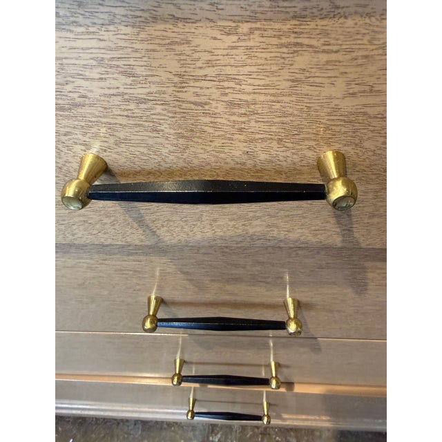 1940s United Furniture Blonde Mahogany Dresser 1940s Five Drawer Chest Black Lucite Hardware For Sale - Image 9 of 10