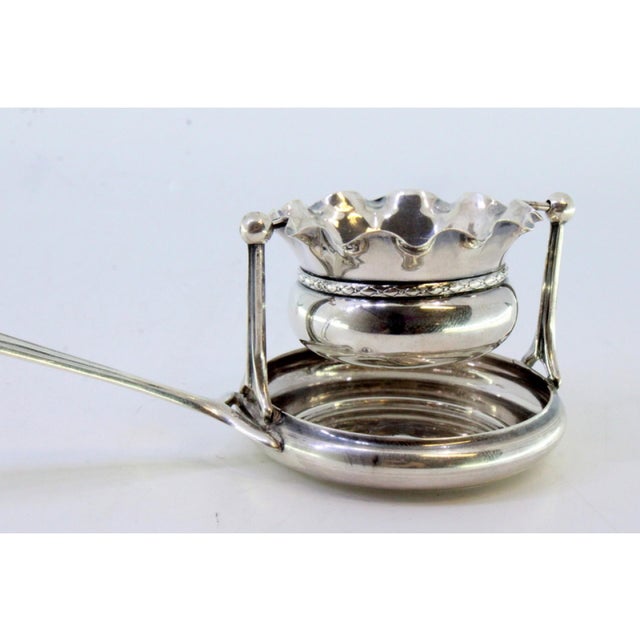 Silver Tea Strainer with Wavy Cup-Shaped Reservoir and Shell-Shaped Reliefs Handle For Sale - Image 5 of 8