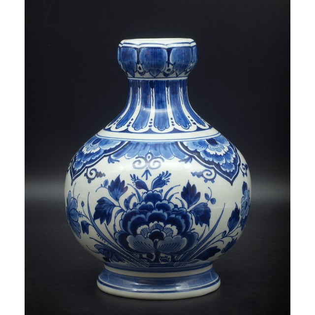 1920s Vintage Bulbous Vase with Flowers from Royal Delft, 1928 For Sale - Image 5 of 5